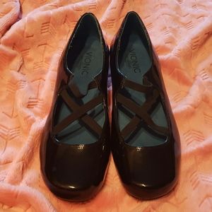 Vionic black patent flats